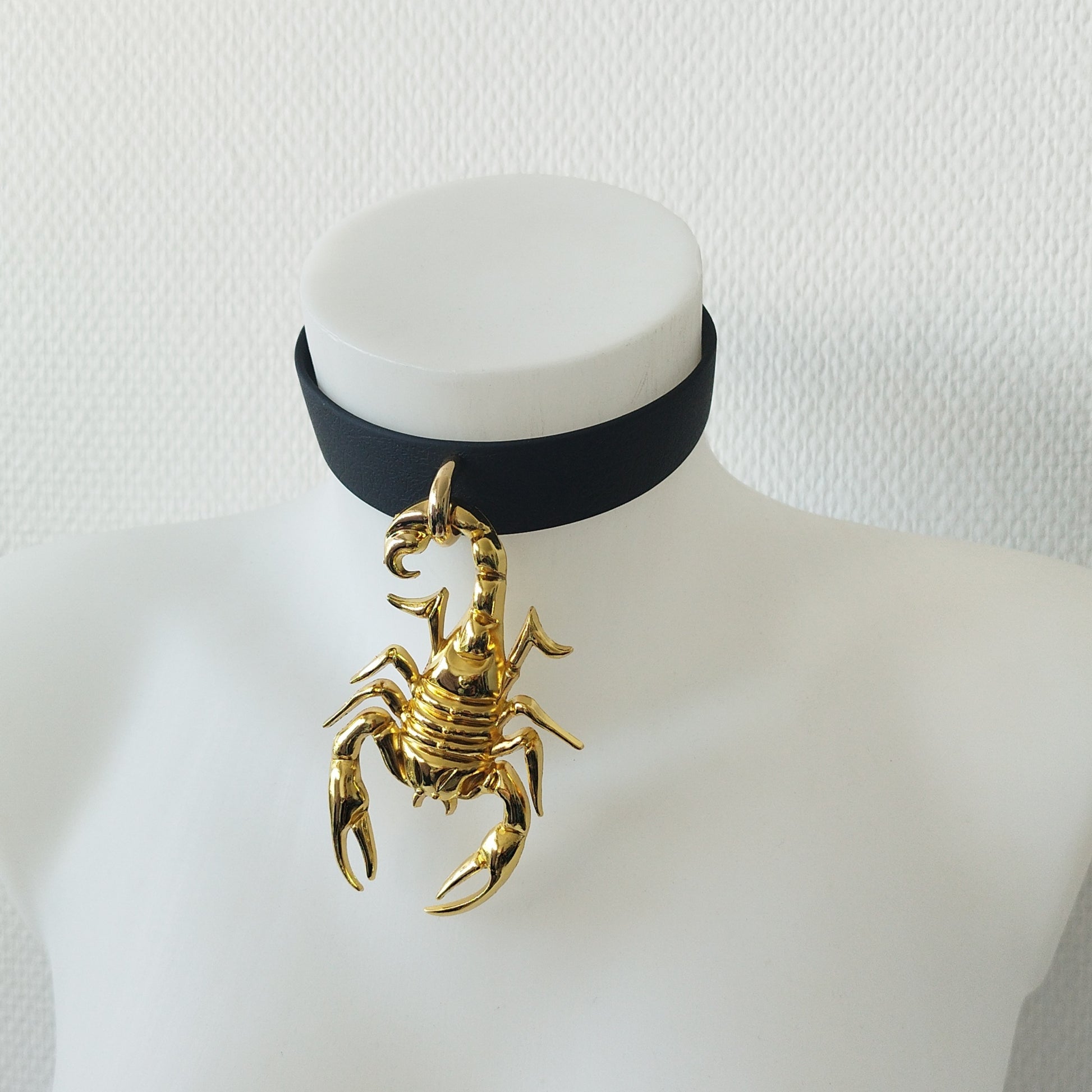 Scorpio simple Choker (GOLD)