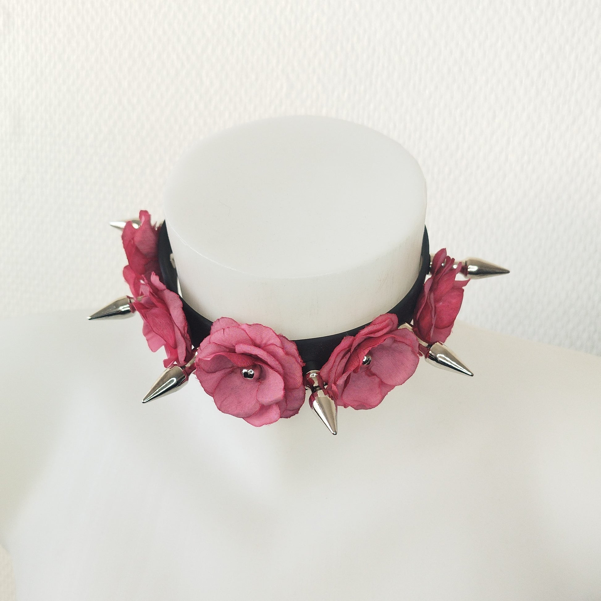THORN FLOWERS CHOKER