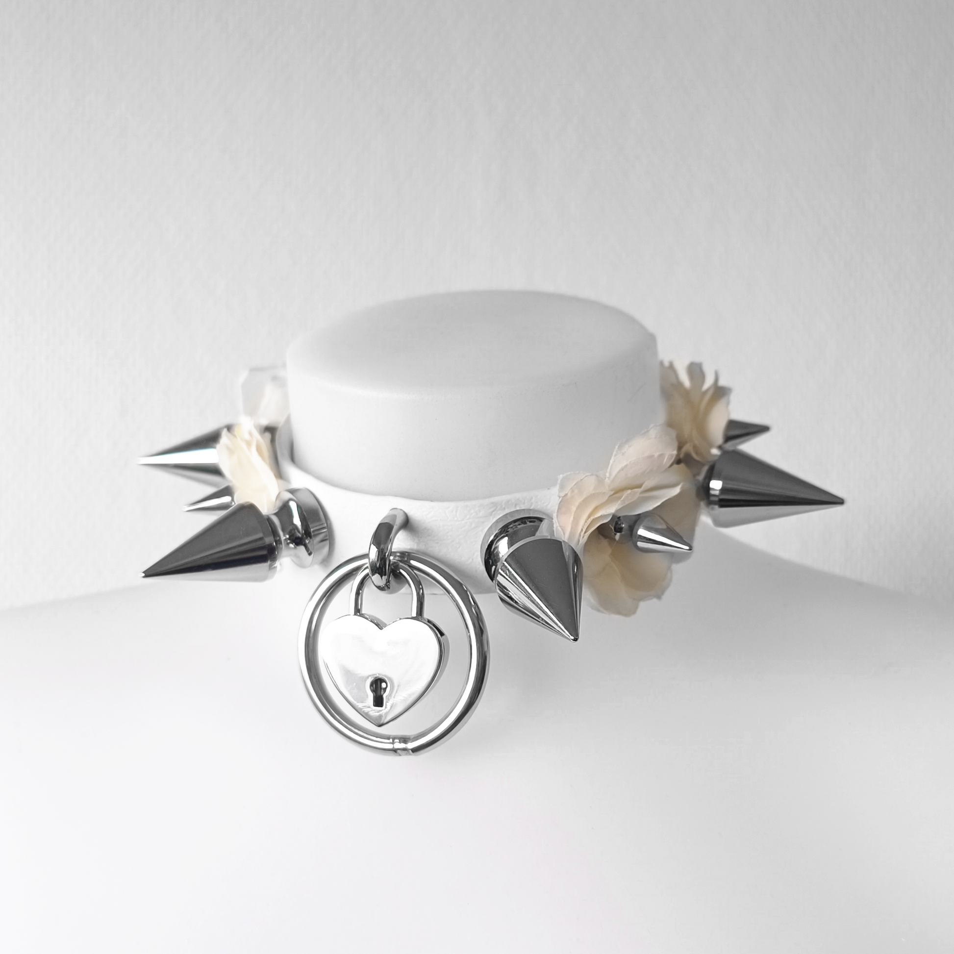 Snow White Choker